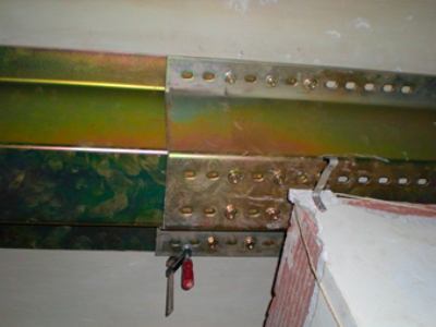 |Tallers 37, Barcelona|Detalle del refuerzo con viguetas de chapa de acero galvanizado|Estado inicial del forjado de vigas de madera|Falso techo de escayola