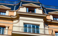 |Estado inicial fachada principal|Fachada principal rehabilitada|Detalle del canto de balcón rehabilitado